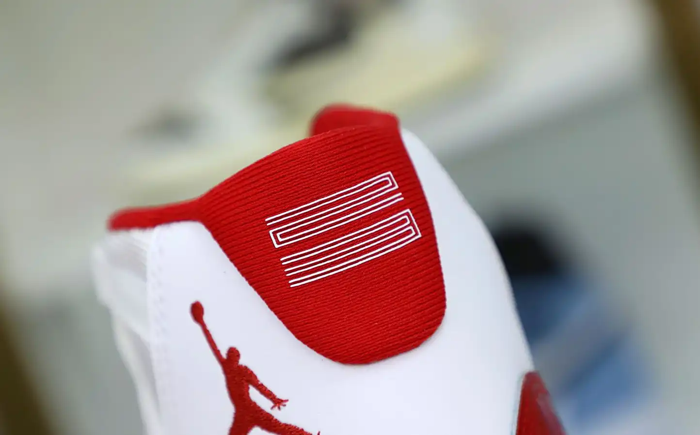 AIR JORDAN 11 