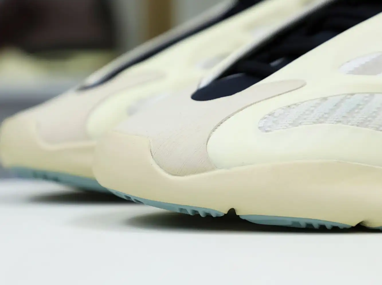 hype YEEZY 700 V3 'AZAEL'