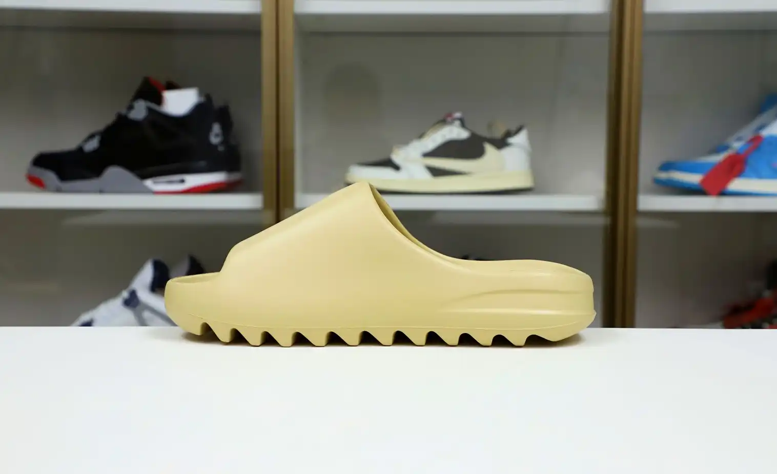 hype Yeezy Slide 