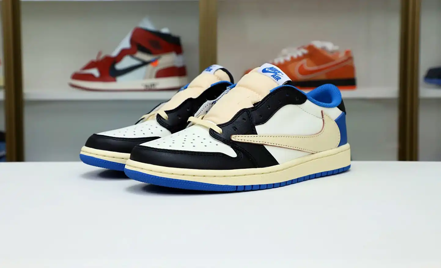 FRAGMENT DESIGN X TRAVIS SCOTT X AIR JORDAN 1 LOW