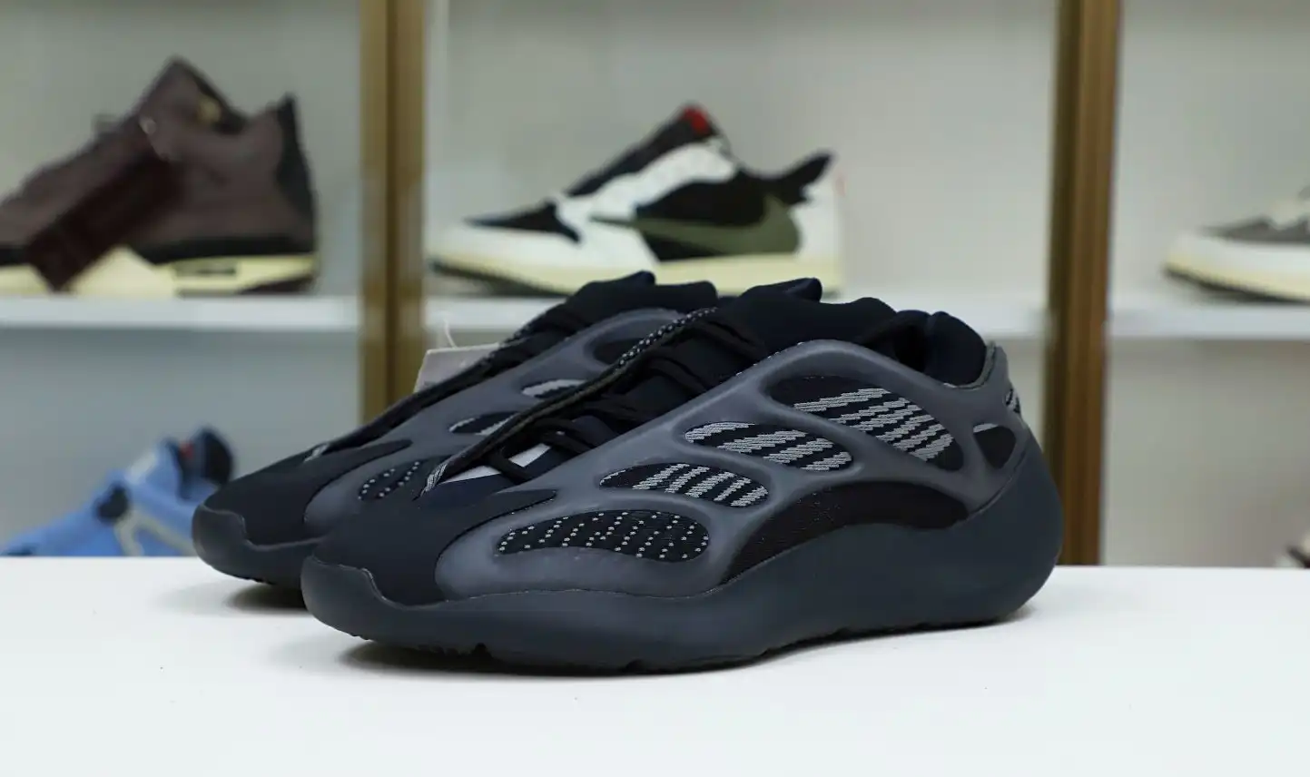 hype YEEZY 700 V3 'ALVAH'