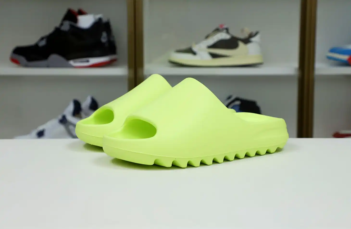 hype Yeezy Slide 