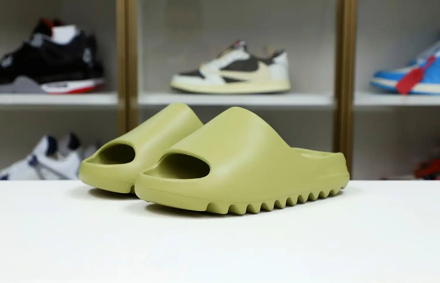 hype Yeezy Slide 