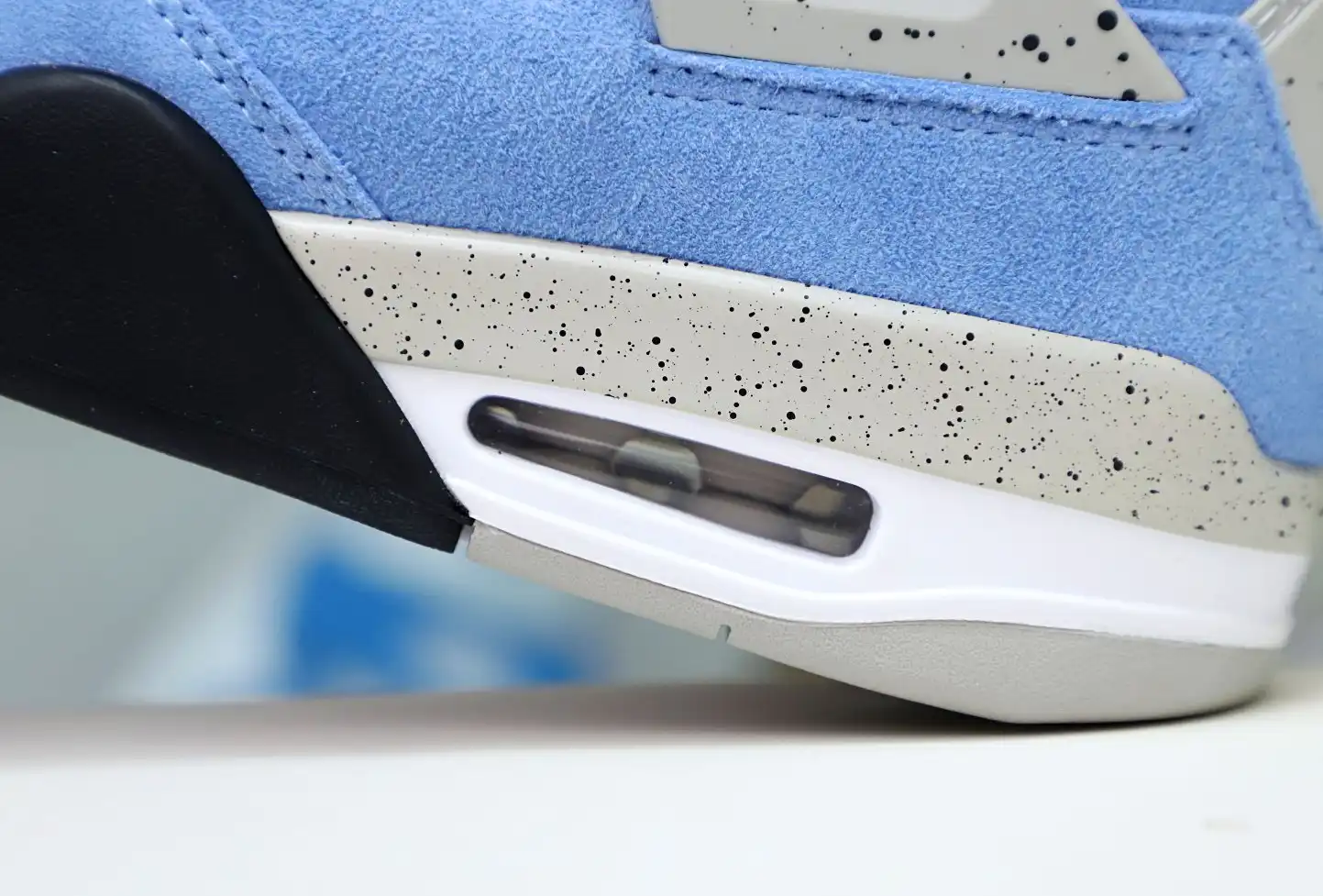 AIR JORDAN 4 UNIVERSITY BLUE