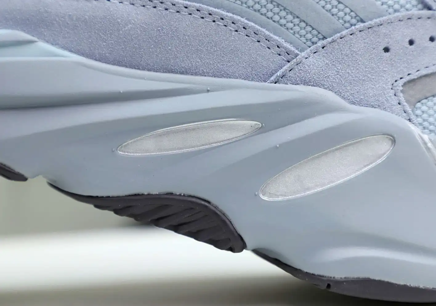 hype Yeezy boost 700 v2 hospita blue