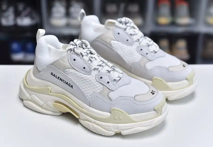 hype Balenciaga is available in all sizes. You cannot place an order on the website. You can contact customer service to purchase.BLGA Triple S