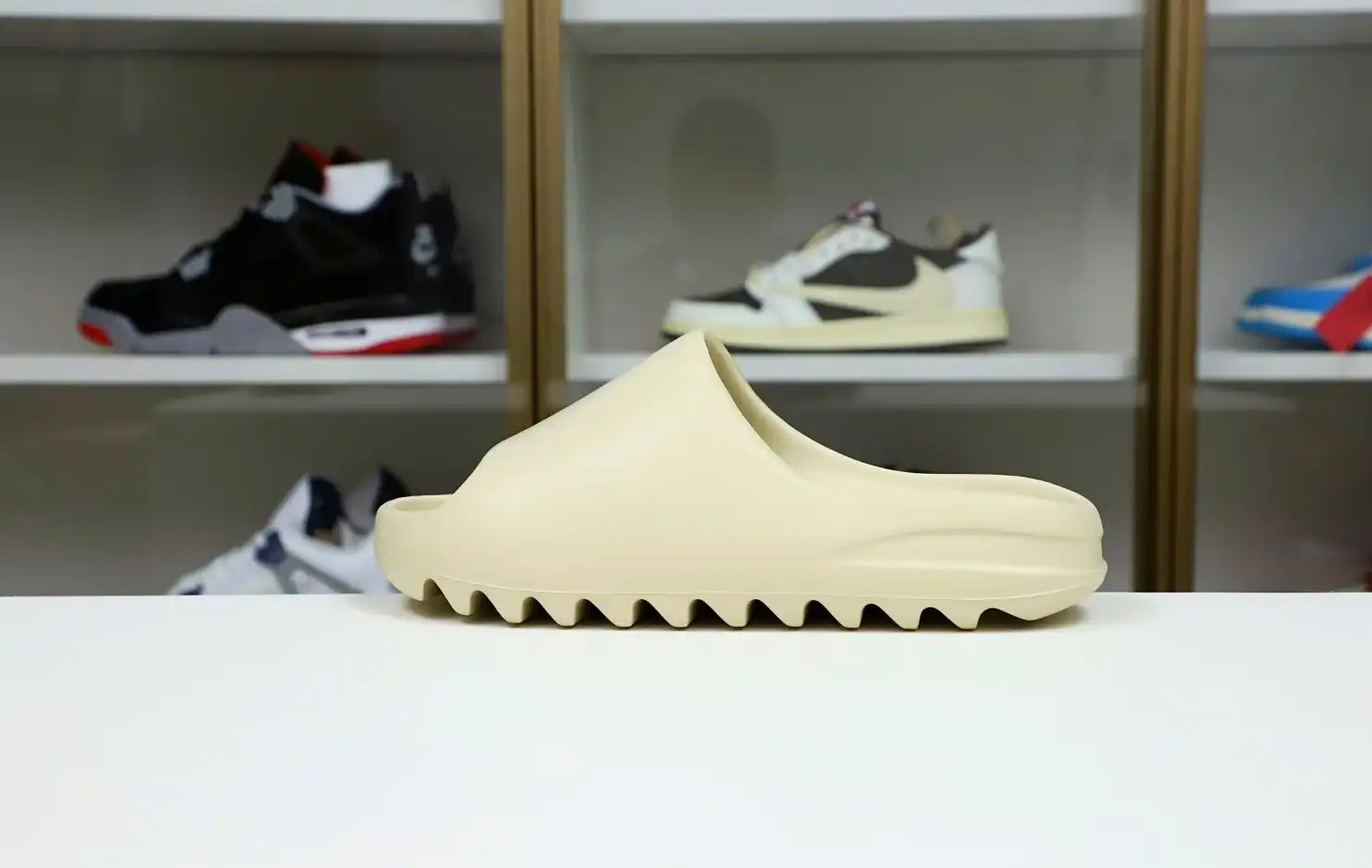 hype Yeezy Slide