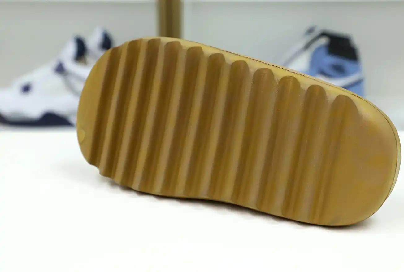 hype YEEZY SLIDES GW1931