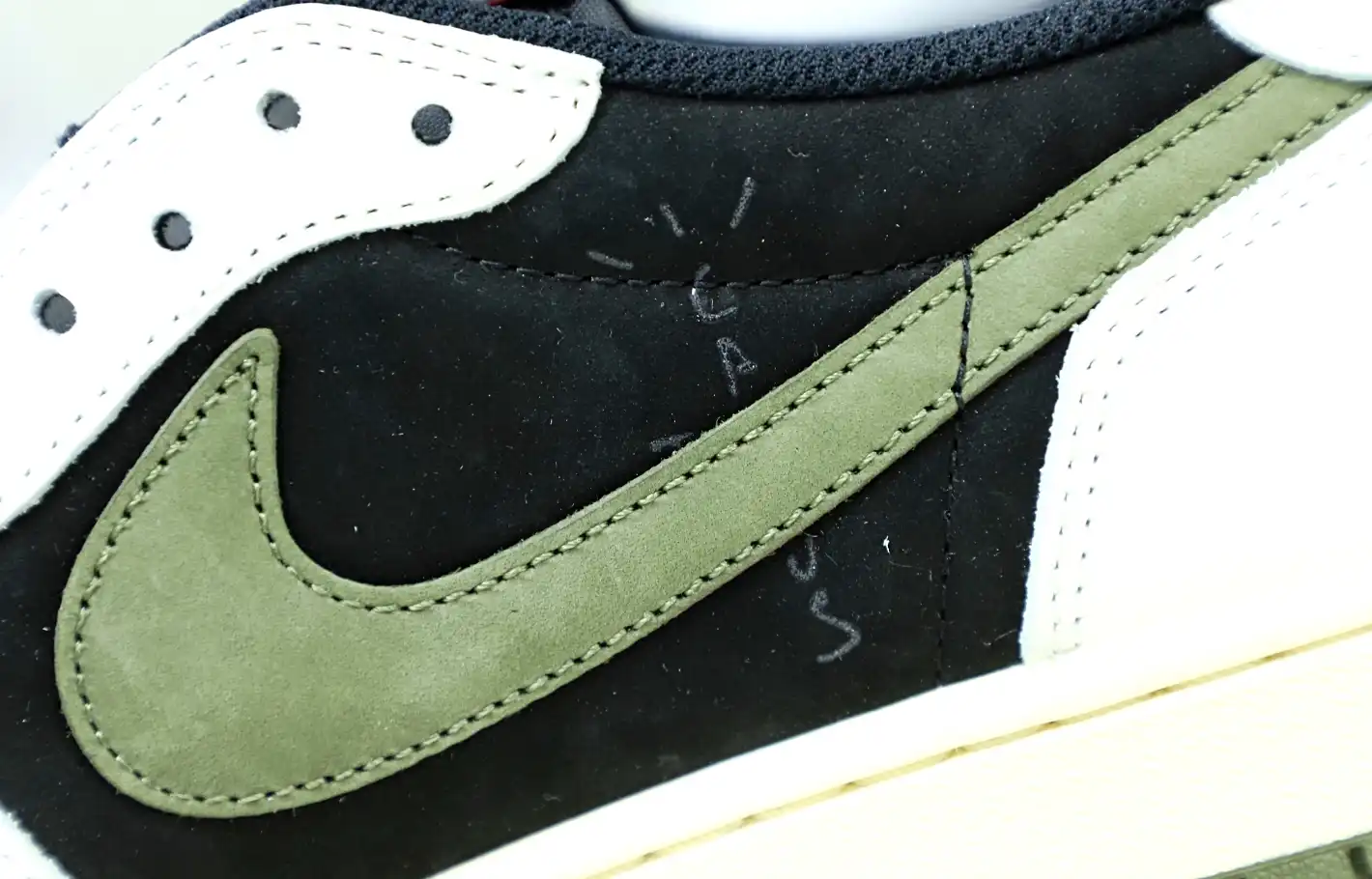 TRAVIS SCOTT X NIKE AIR JORDAN 1 LOW OG “Olive”
