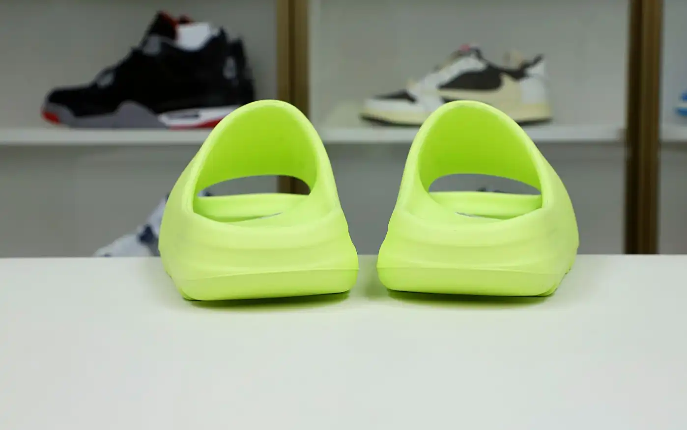 hype Yeezy Slide 