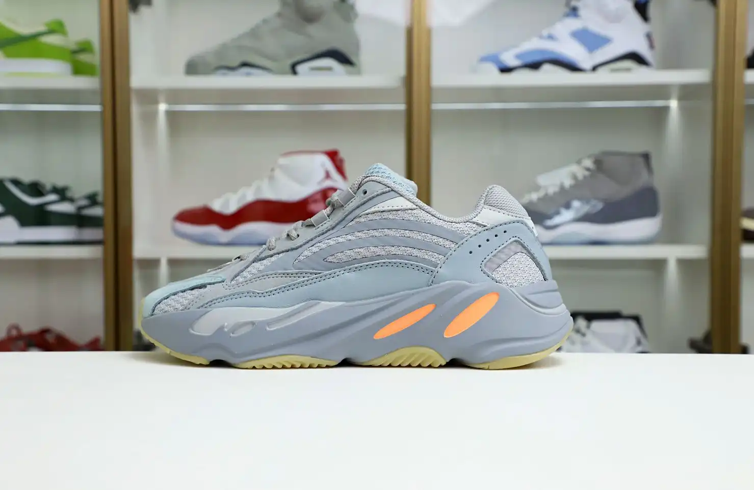 hype Yeezy boost 700 V2 