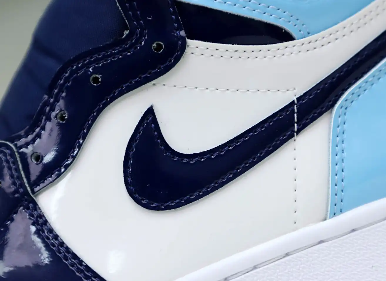 WMNS AIR JORDAN 1 RETRO HIGH OG 'BLUE CHILL'