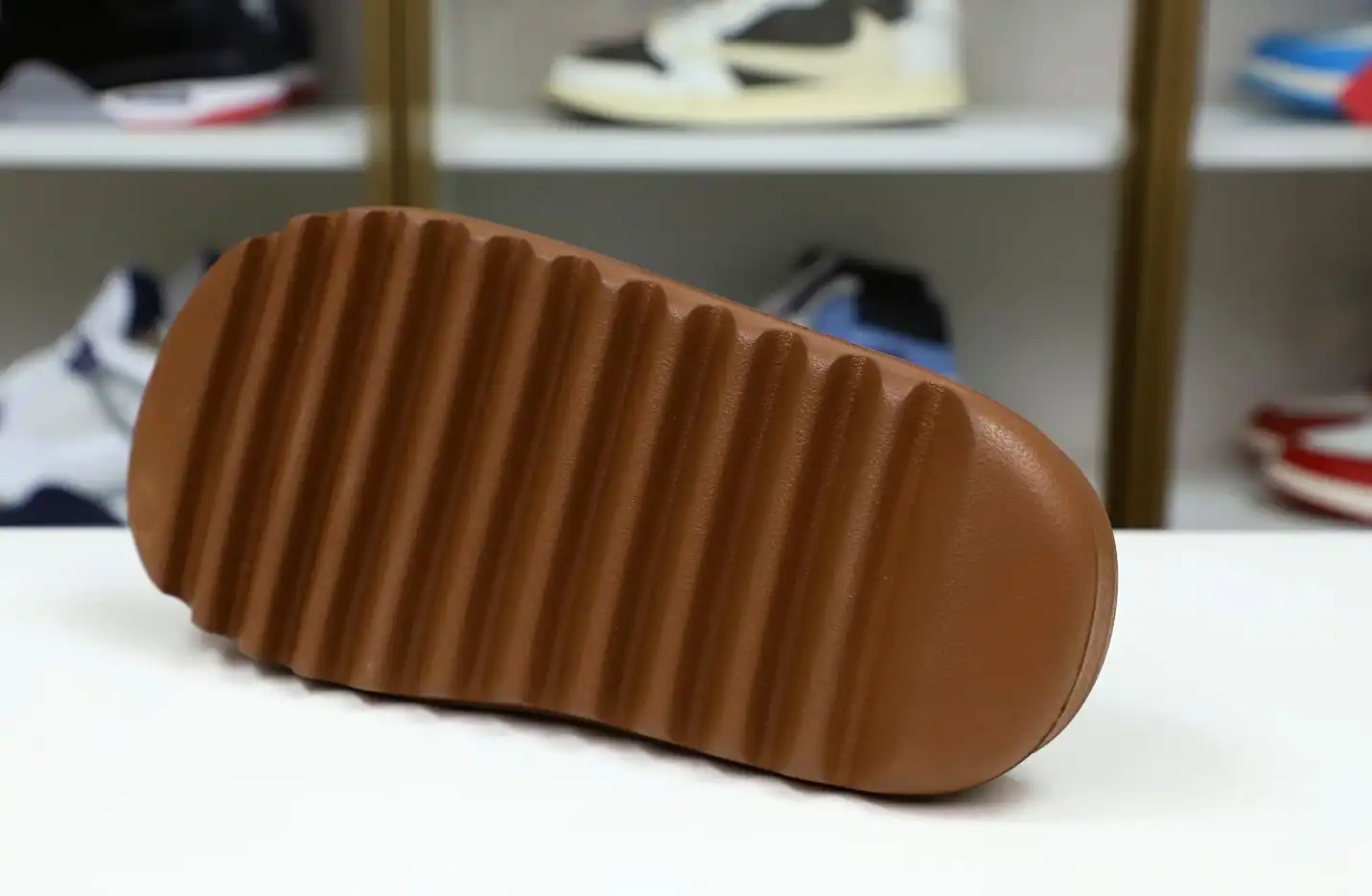 hype Yeezy Slide 