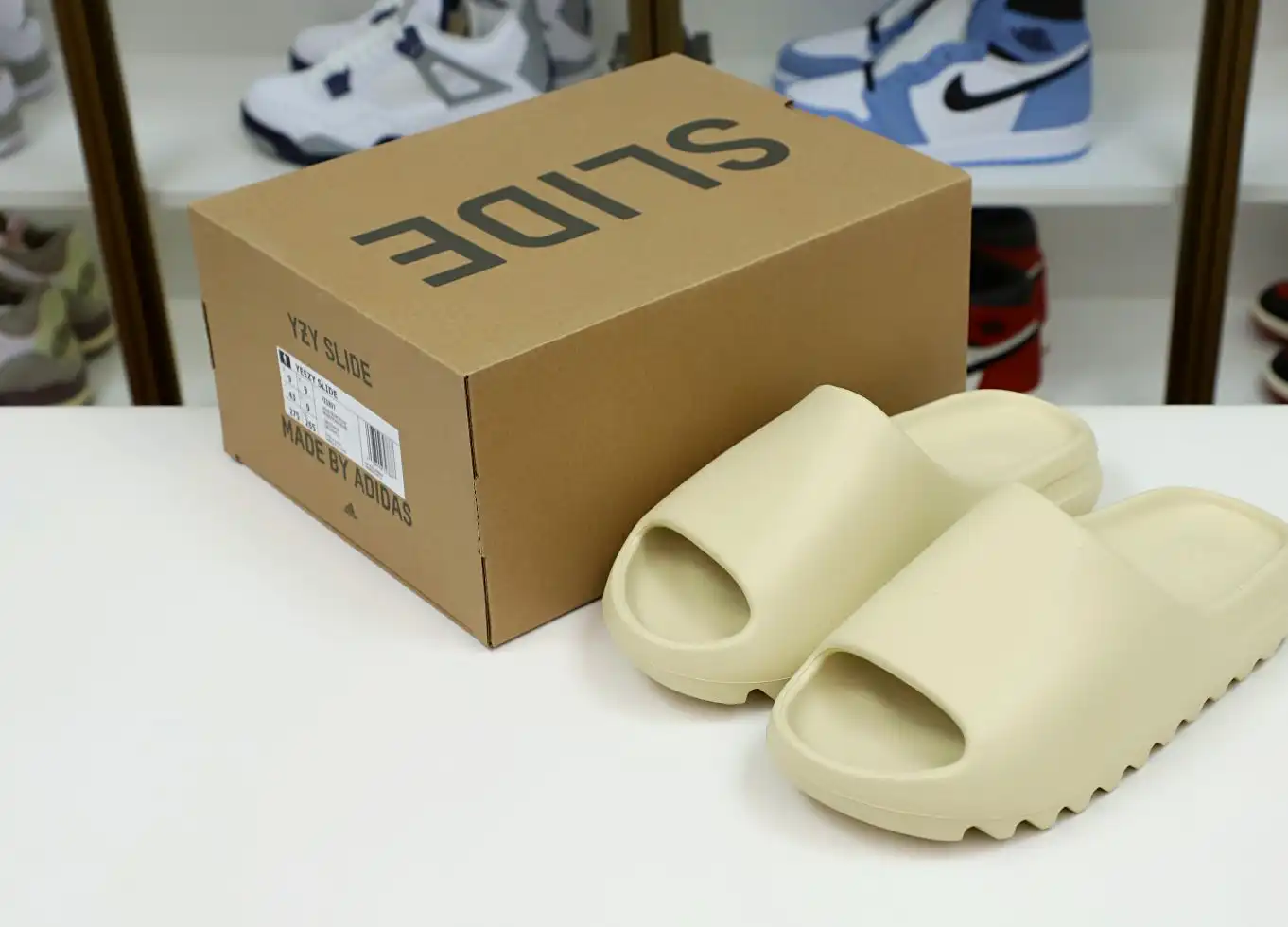 hype Yeezy Slide 