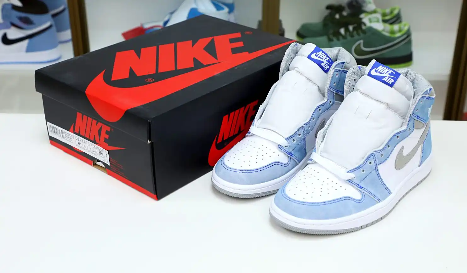 AIR JORDAN 1 RETRO HIGH OG 'HYPER ROYAL'