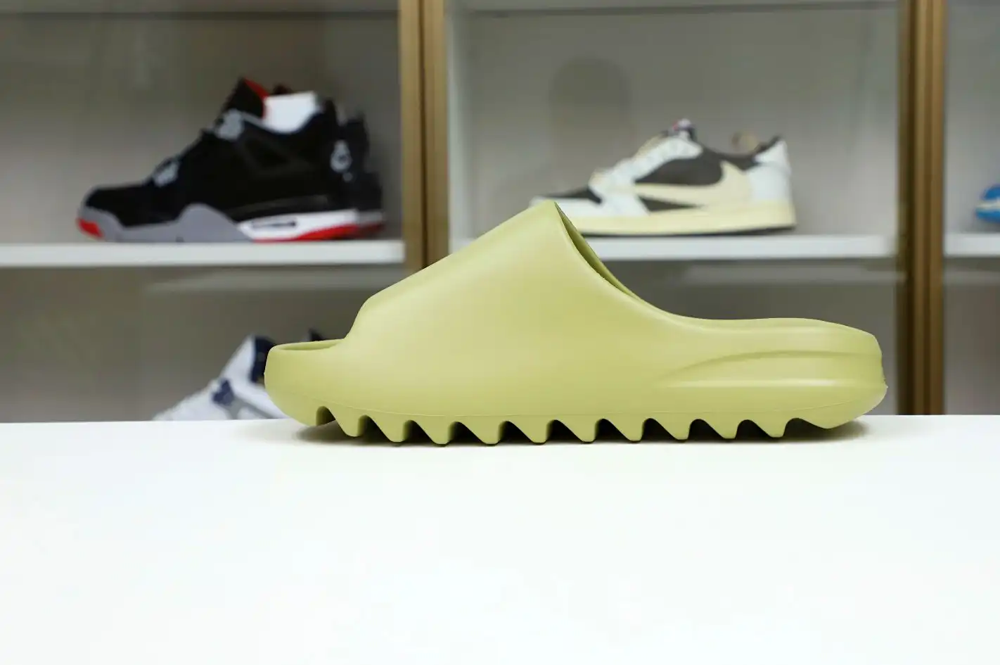 hype Yeezy Slide 