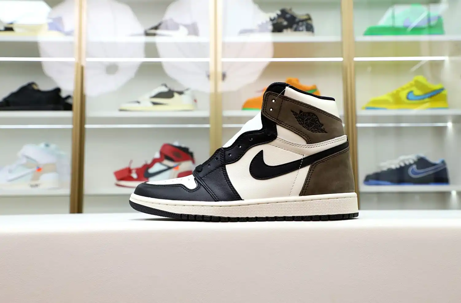 AIR JORDAN 1 RETRO HIGH OG 'DARK MOCHA'