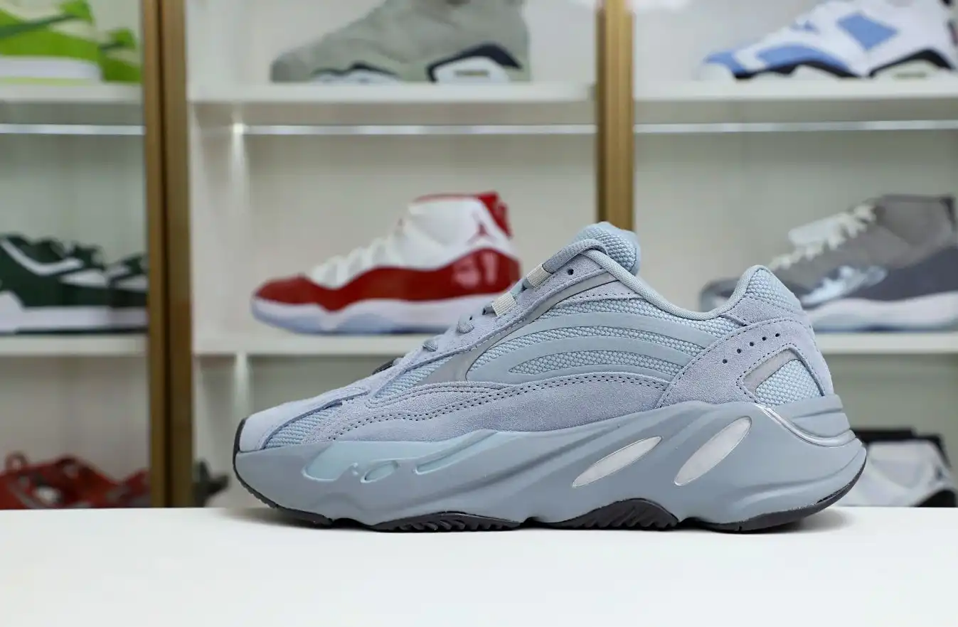 hype Yeezy boost 700 v2 hospita blue