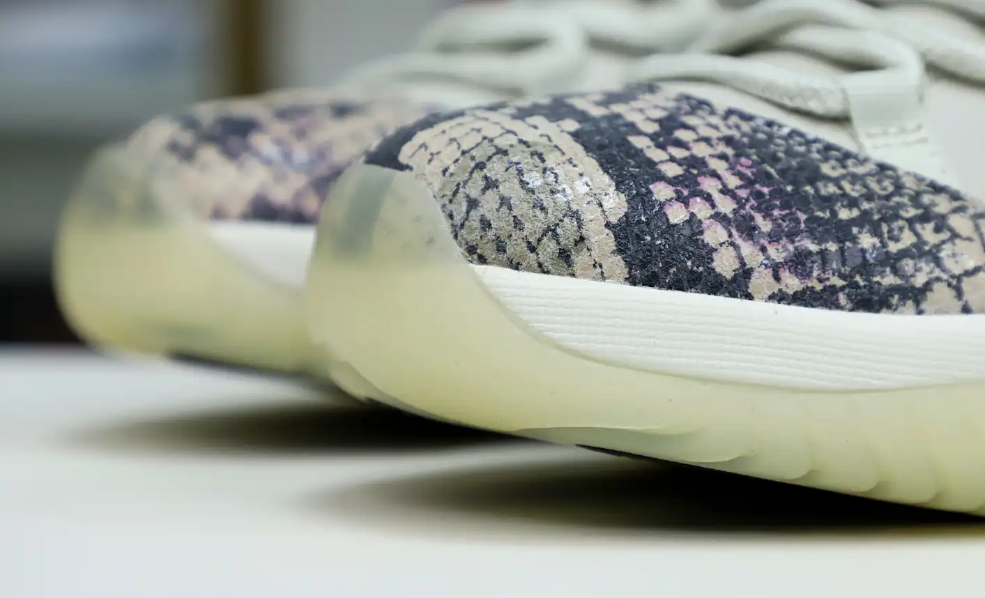 AIR JORDAN 11 LOW SNAKESKIN LIGHT BONE