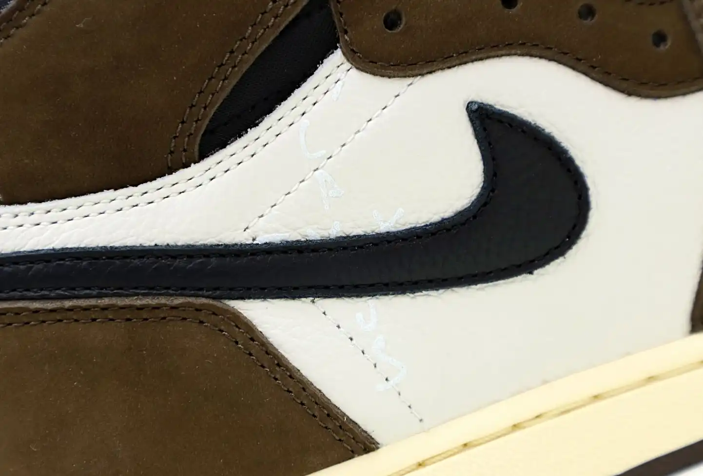 TRAVIS SCOTT X AIR JORDAN 1 RETRO HIGH OG 'MOCHA'