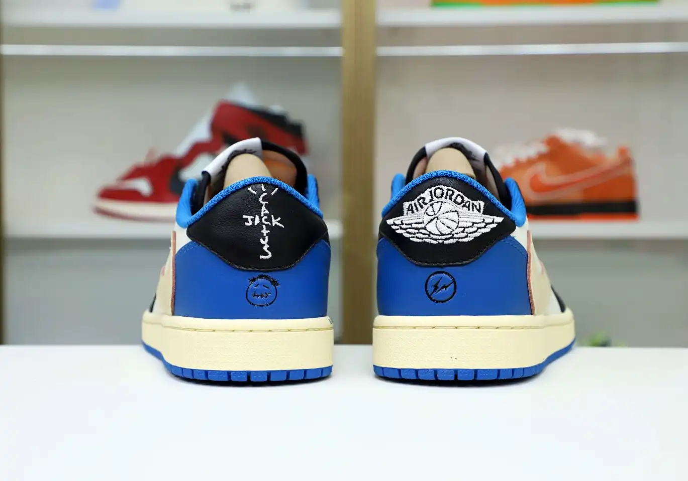 FRAGMENT DESIGN X TRAVIS SCOTT X AIR JORDAN 1 LOW