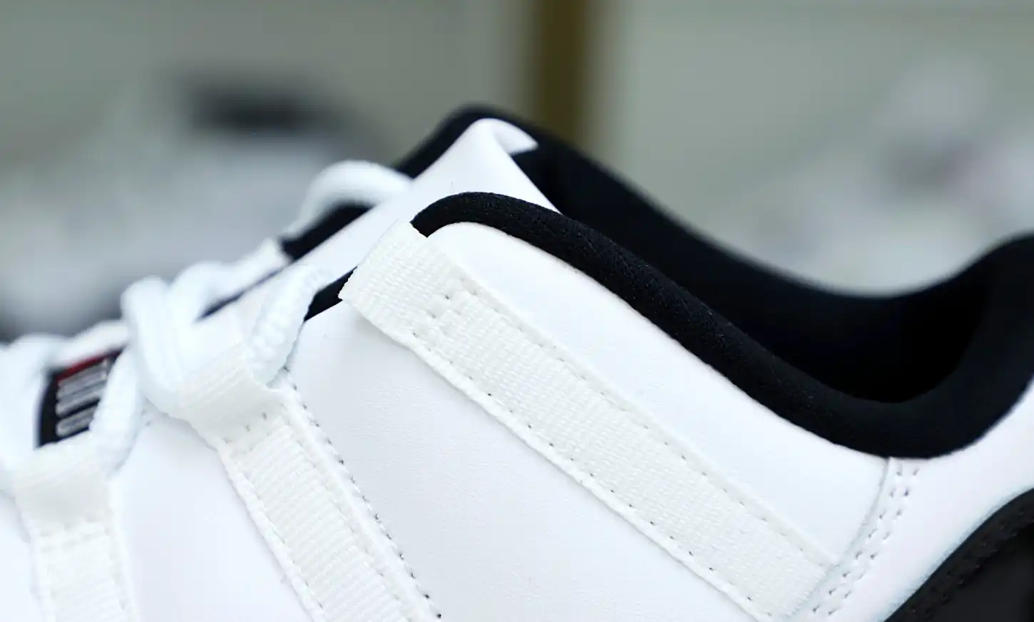 AIR JORDAN 11 LOW WHITE BRED