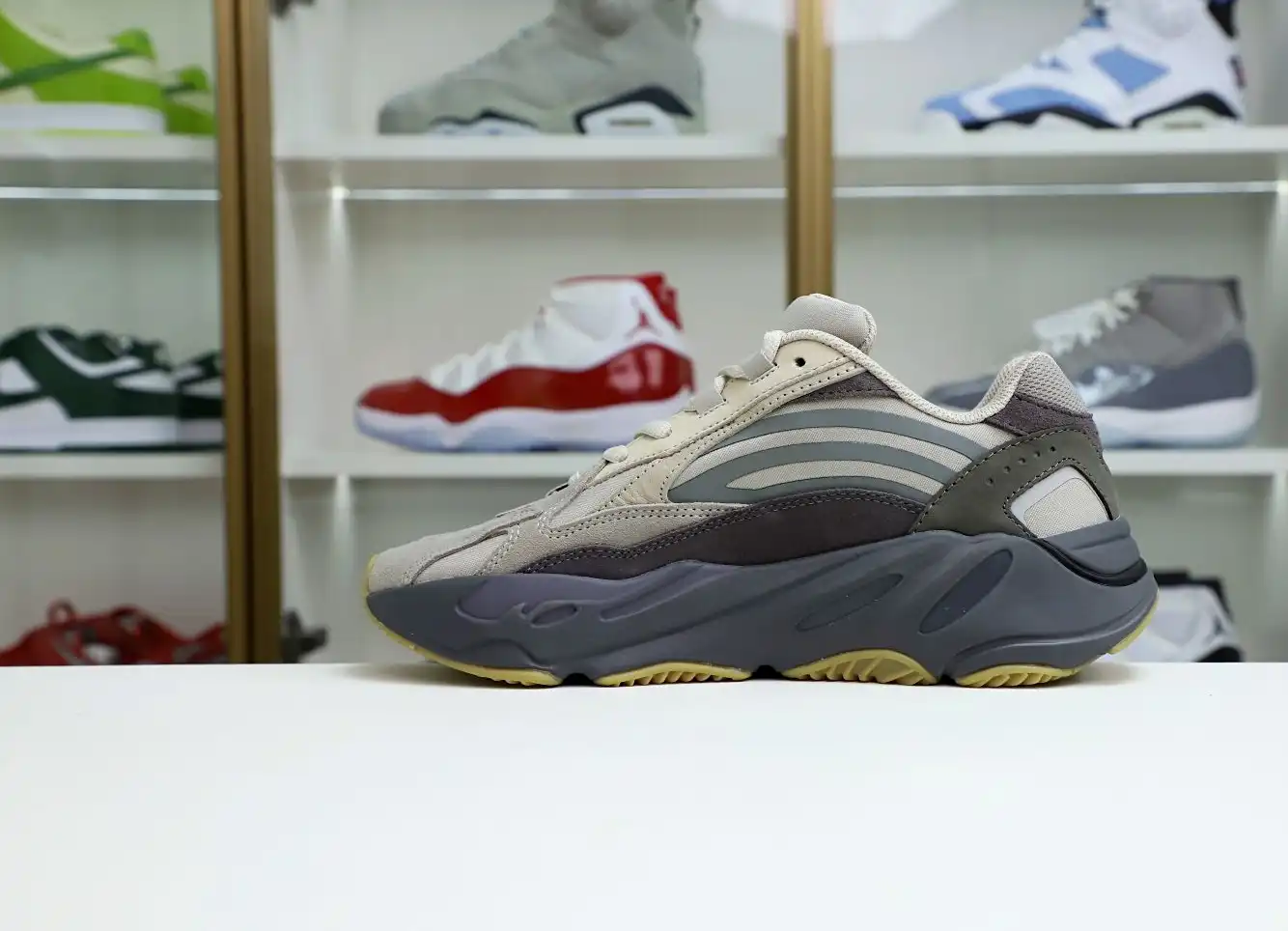 hype Yeezy boost 700 V2 Tephra