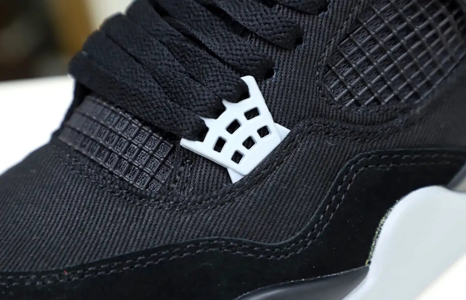 AIR JORDAN 4 