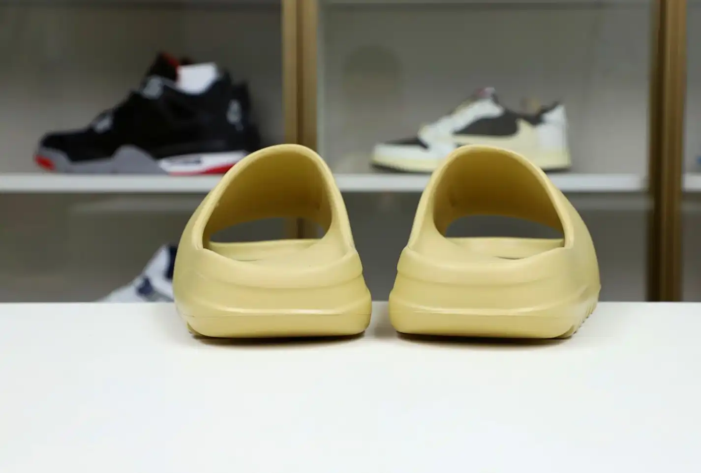 hype Yeezy Slide 