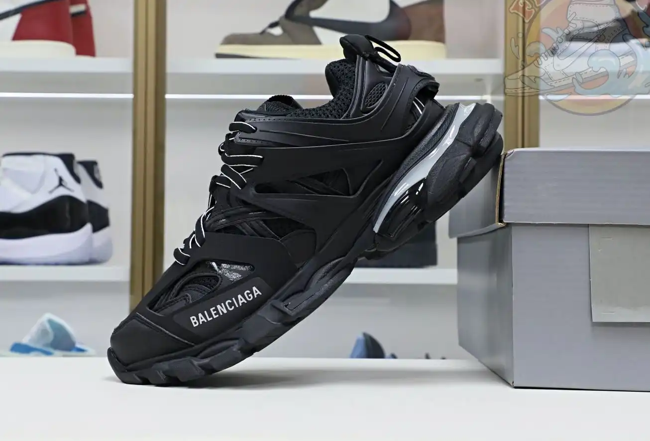 hype Balenciaga is available in all sizes. You cannot place an order on the website. You can contact customer service to purchase.BLGA  Track（LED）