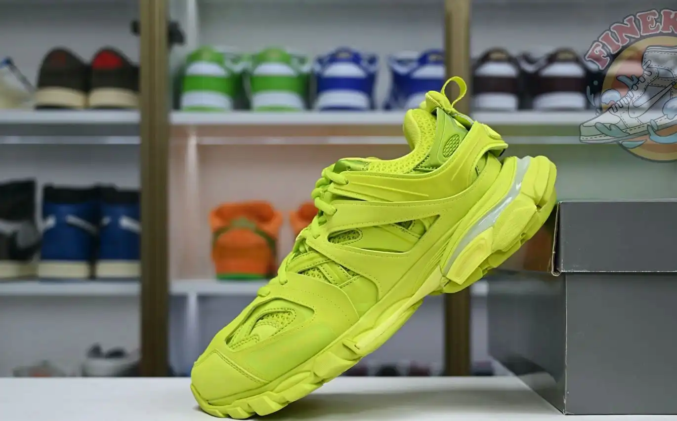 hype Balenciaga is available in all sizes. You cannot place an order on the website. You can contact customer service to purchase.BLGA  Track（LED）