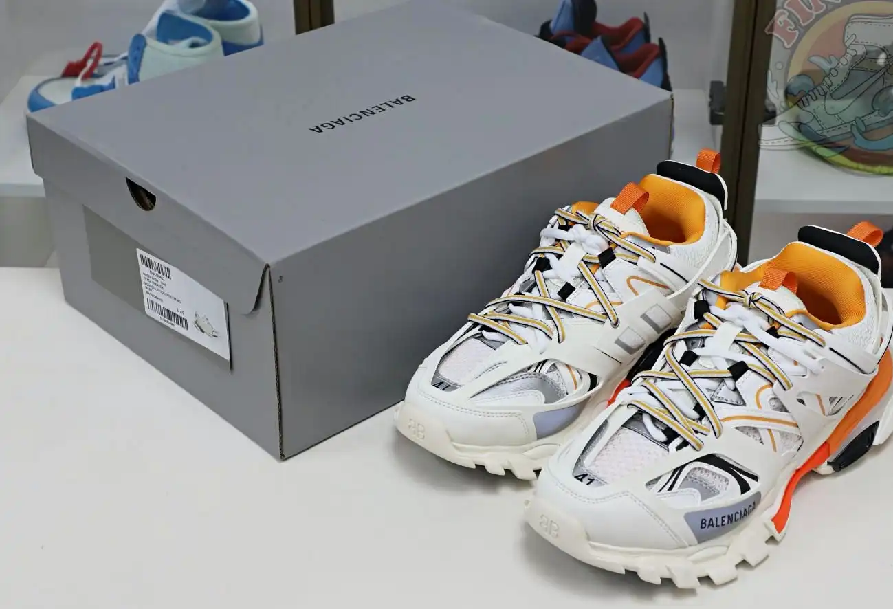 hype Balenciaga is available in all sizes. You cannot place an order on the website. You can contact customer service to purchase.BLGA  Track（LED）