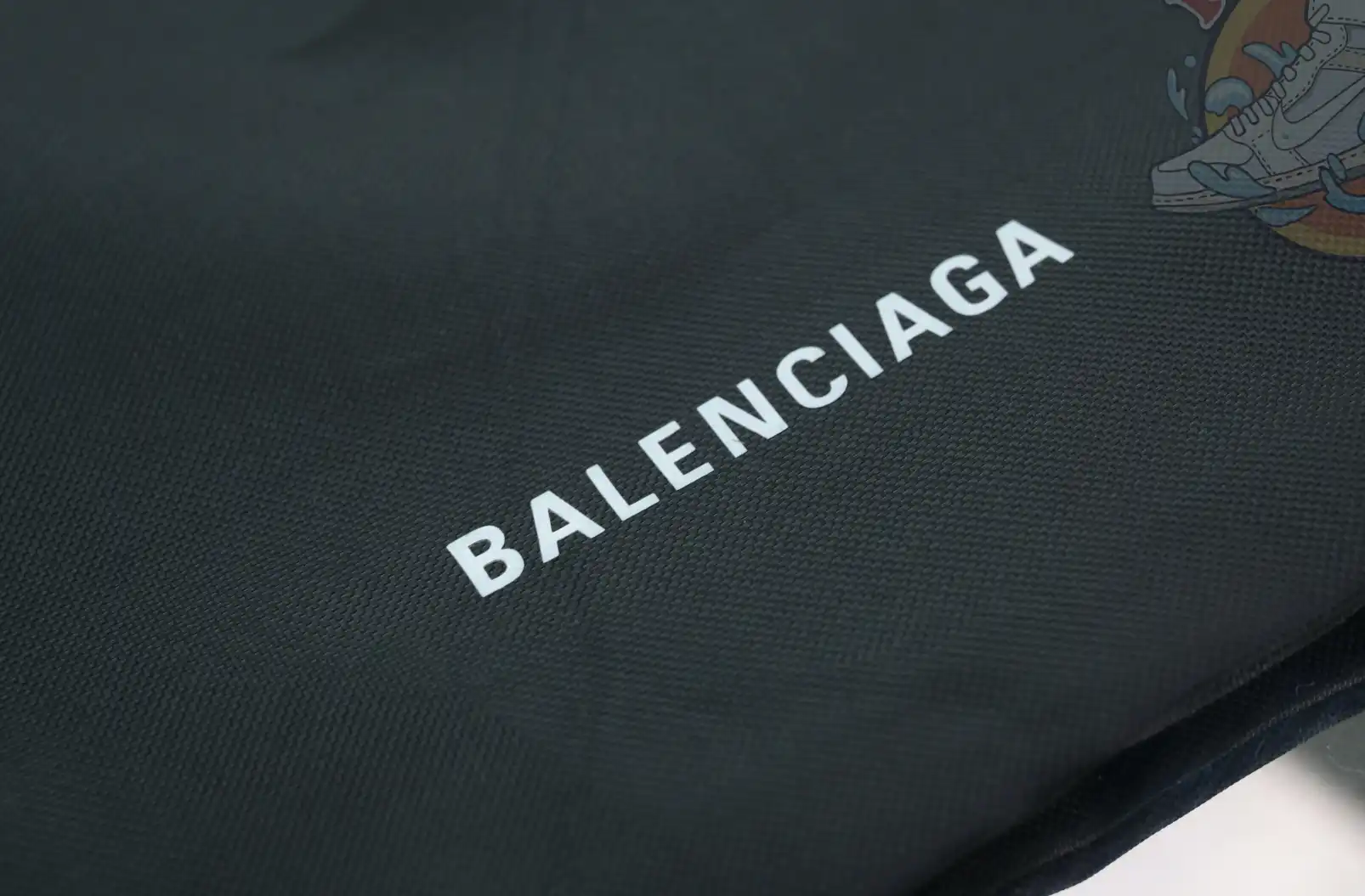 hype Balenciaga is available in all sizes. You cannot place an order on the website. You can contact customer service to purchase.BLGA 3XL