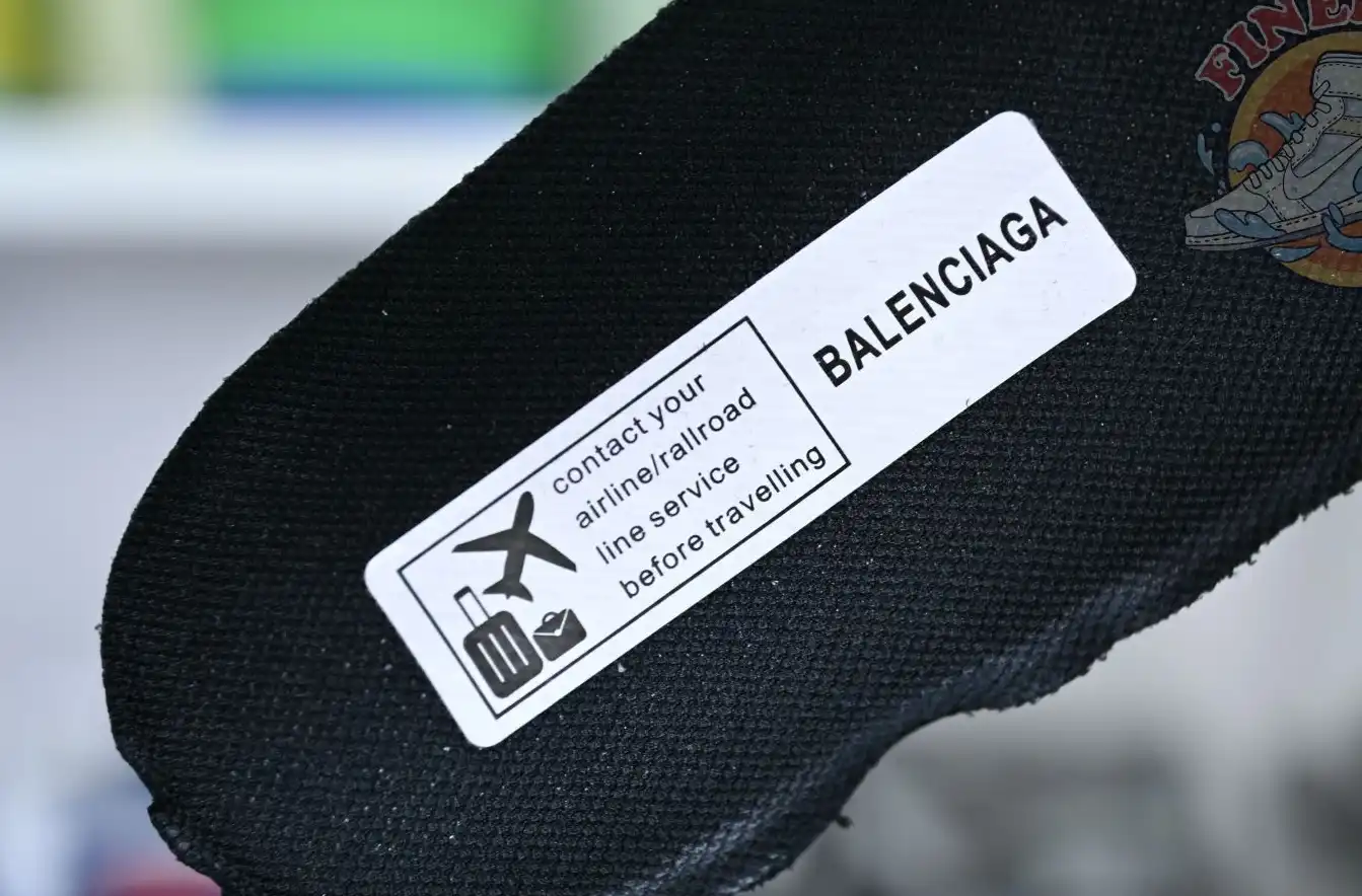 hype Balenciaga is available in all sizes. You cannot place an order on the website. You can contact customer service to purchase.BLGA  Track（LED）