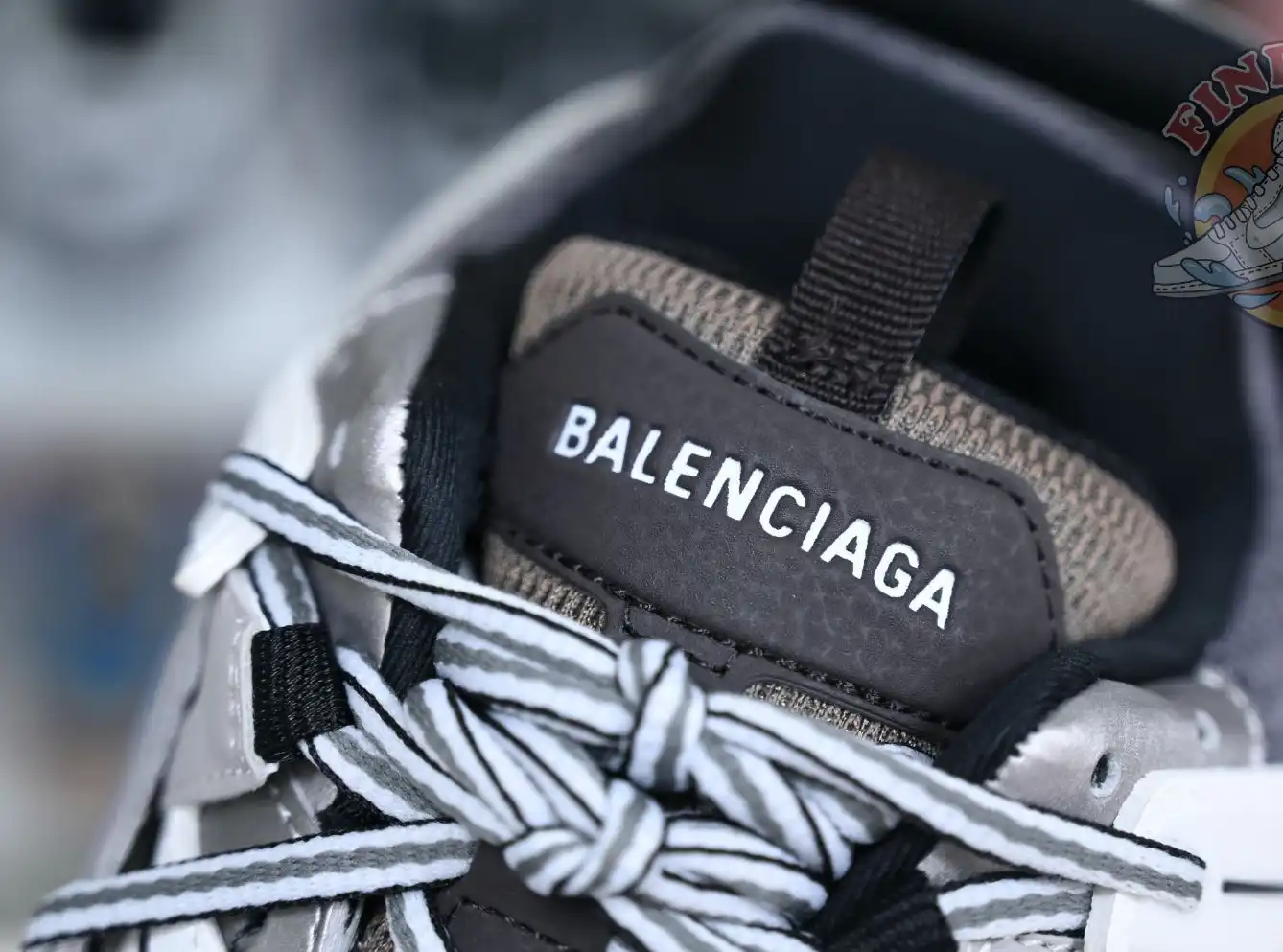 hype Balenciaga is available in all sizes. You cannot place an order on the website. You can contact customer service to purchase.BLGA  Track（LED）