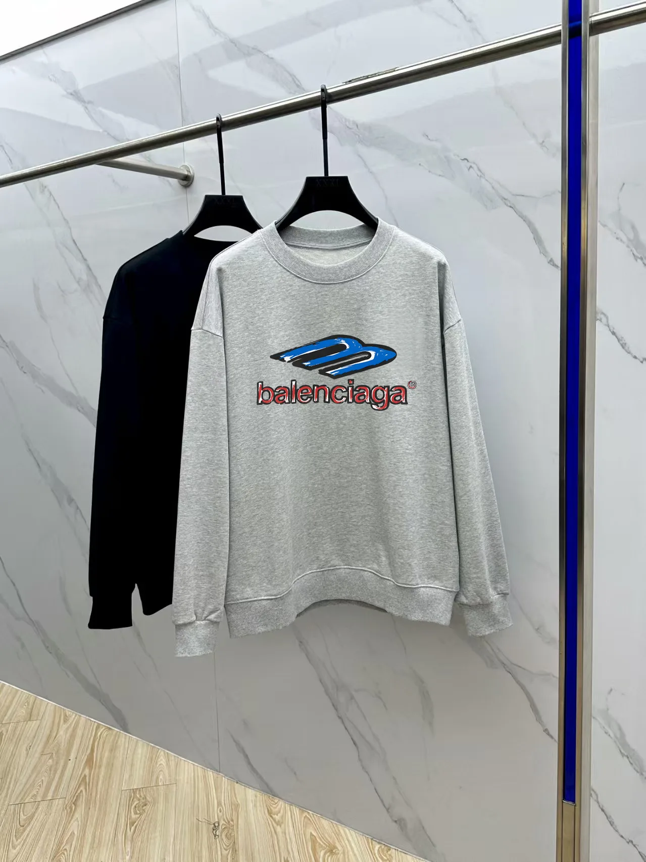 Versatile Balenciaga Long Sleeves 4298