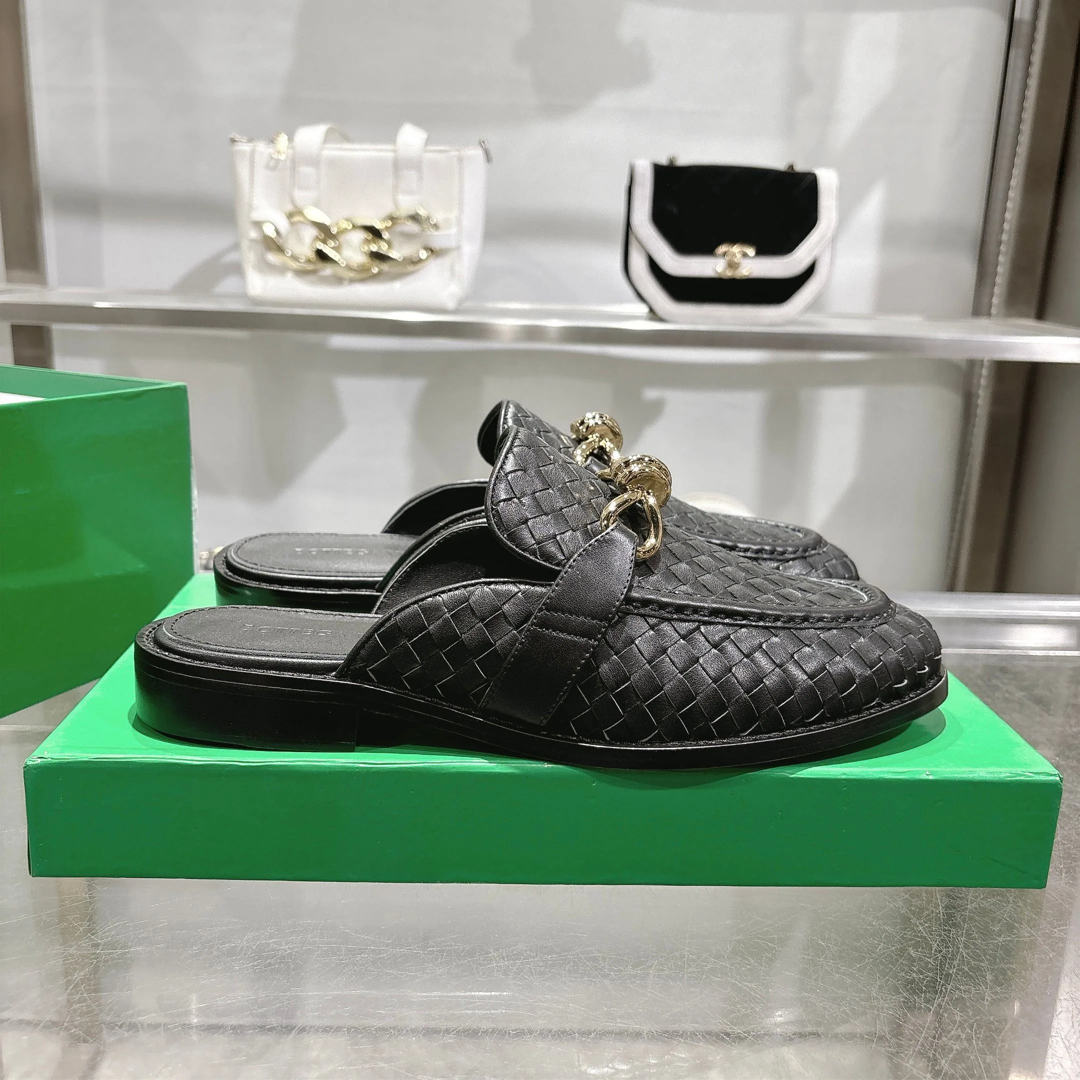 Sporty Bottega Veneta Slippers 7357