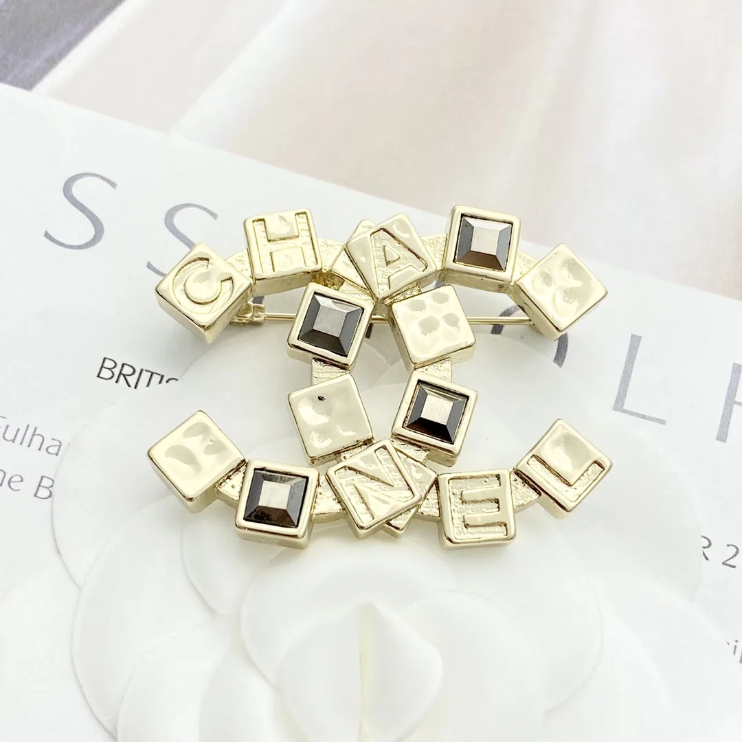 Chanel Brooch Effortless 2921