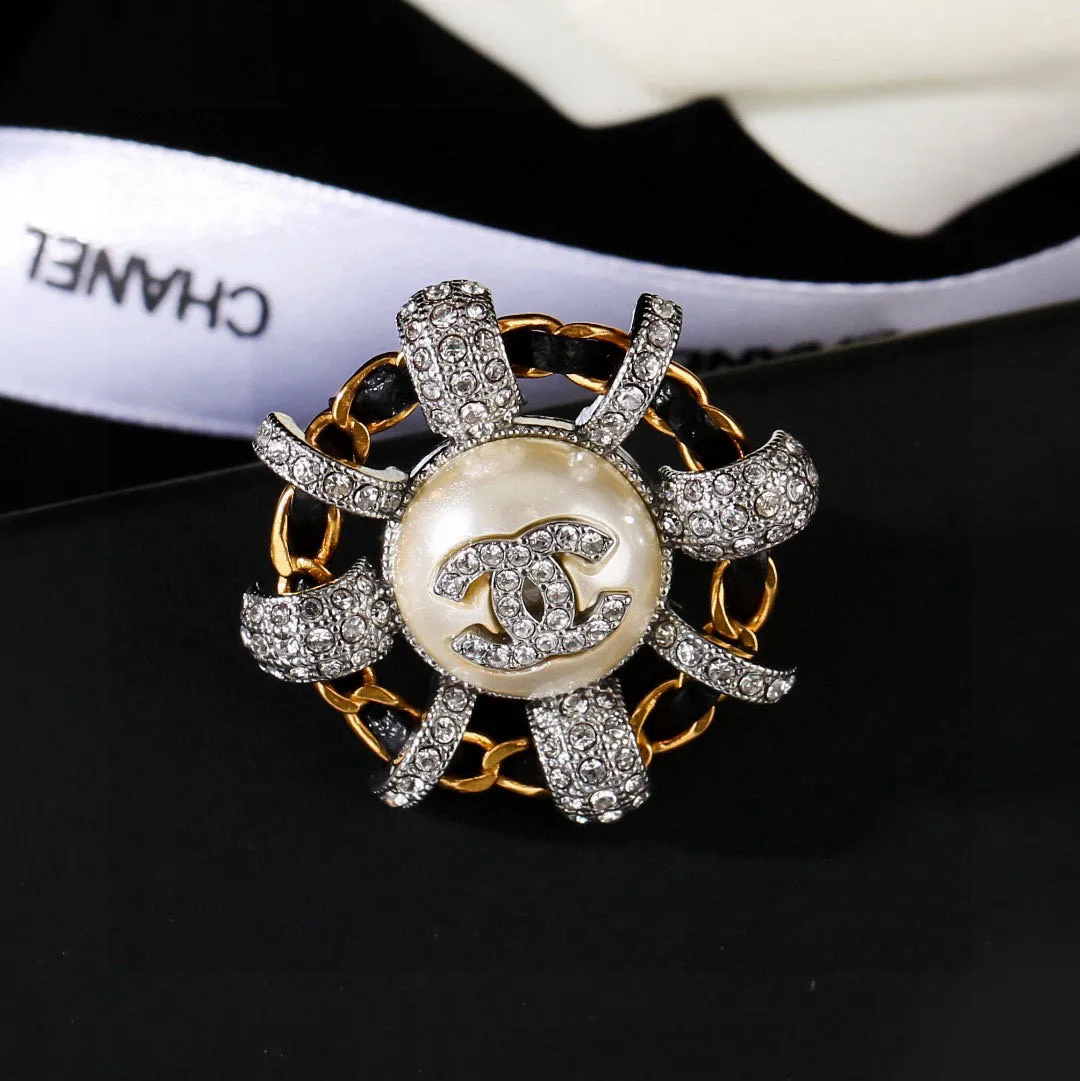 Snug Chanel Brooch 2888