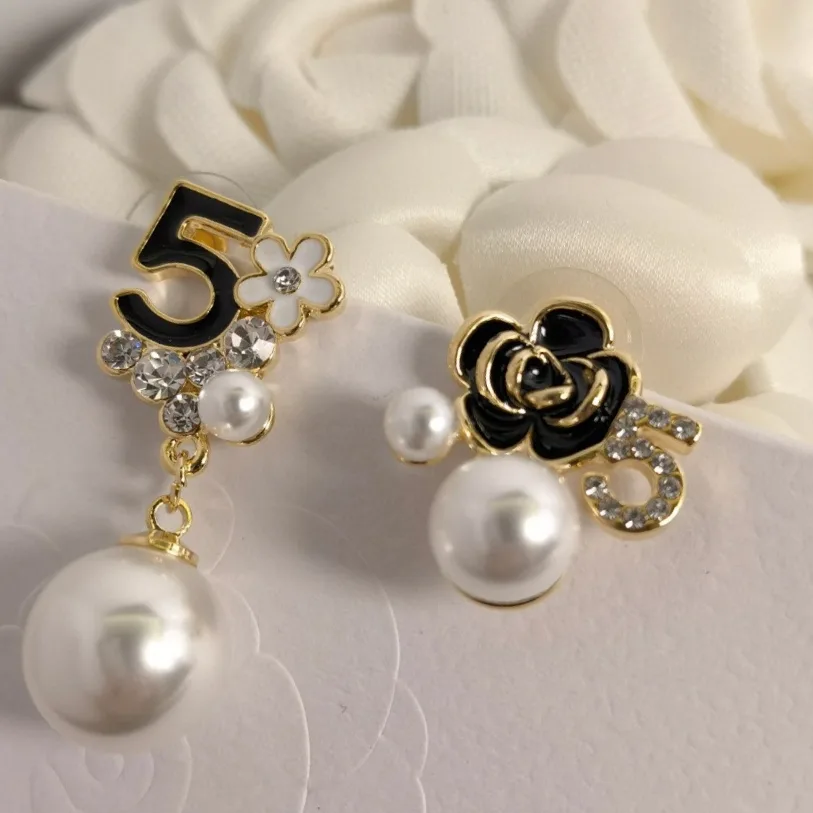 Supportive Chanel Earrings 3370