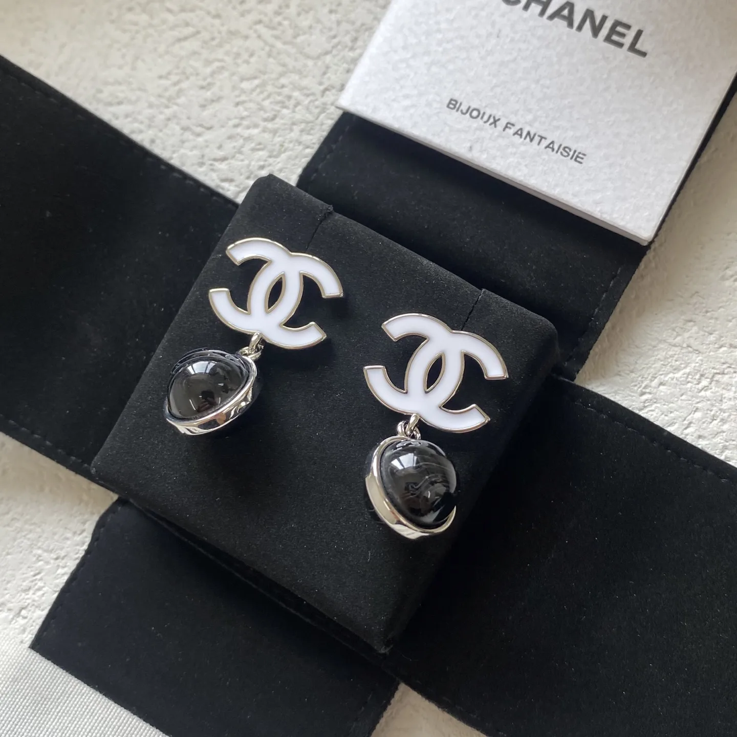 Sleek Chanel Earrings 3009