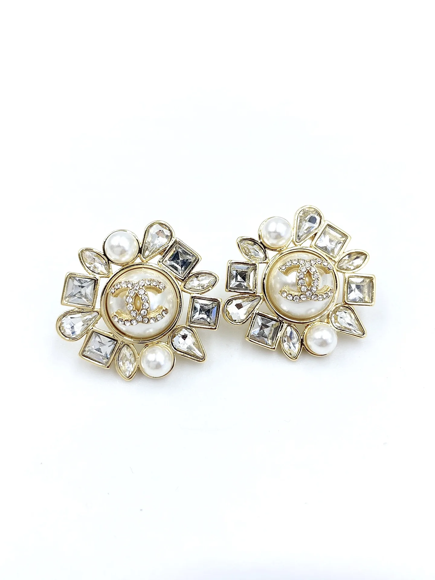 Cozy Chanel Earrings 3276