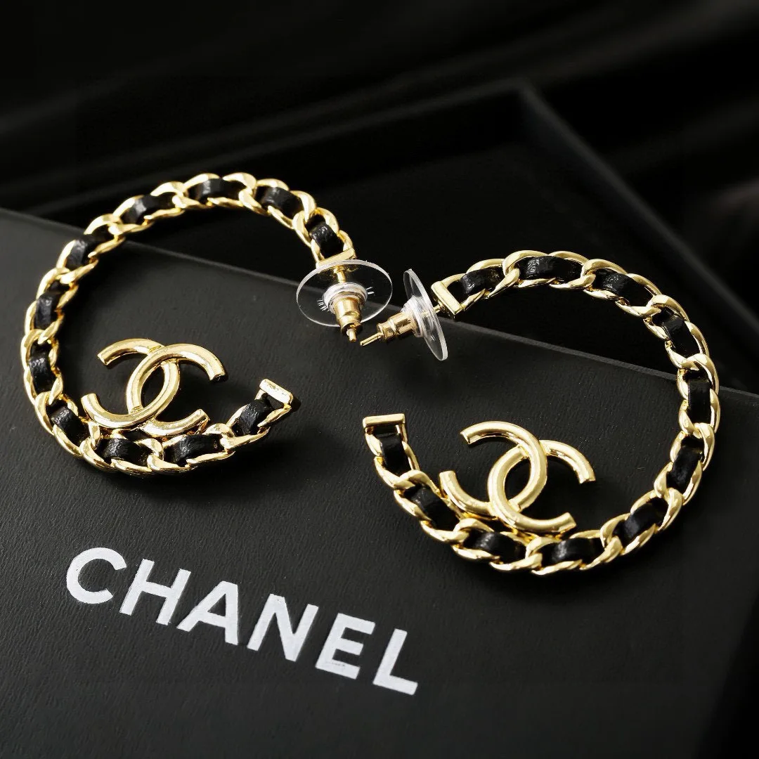 Sophisticated Chanel Earrings 3326