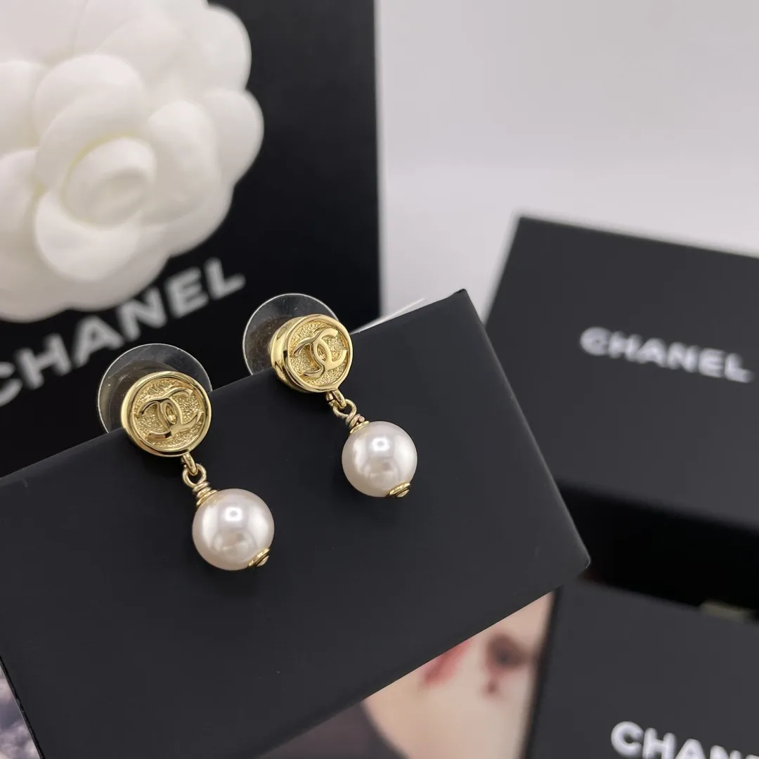 Refined Chanel Pendant 3643