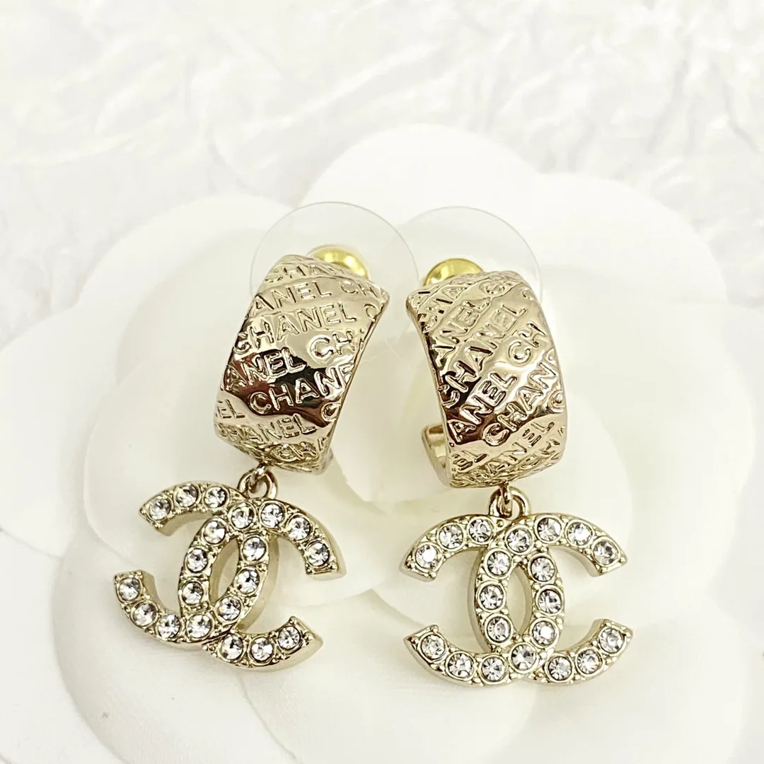 Trendsetting Chanel Pendant 3645