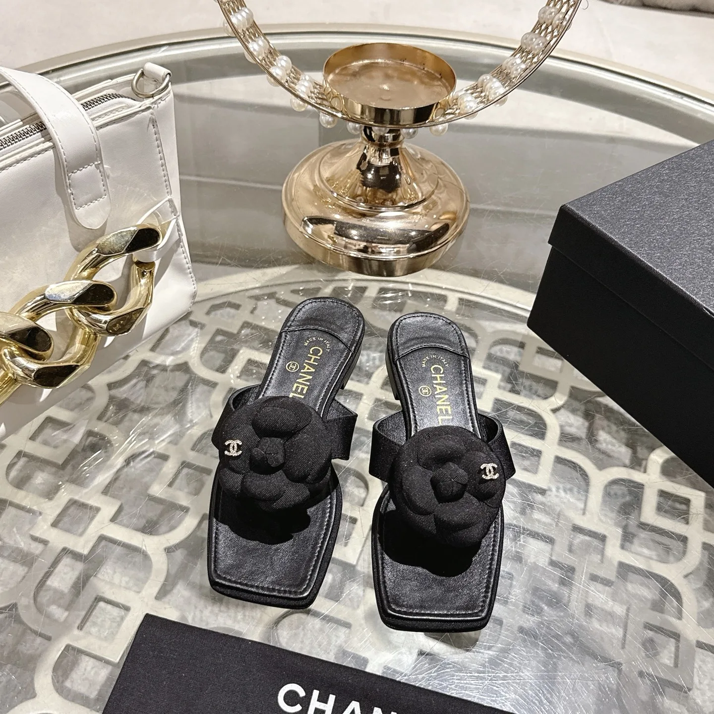 WellDesigned Chanel Slippers 3719