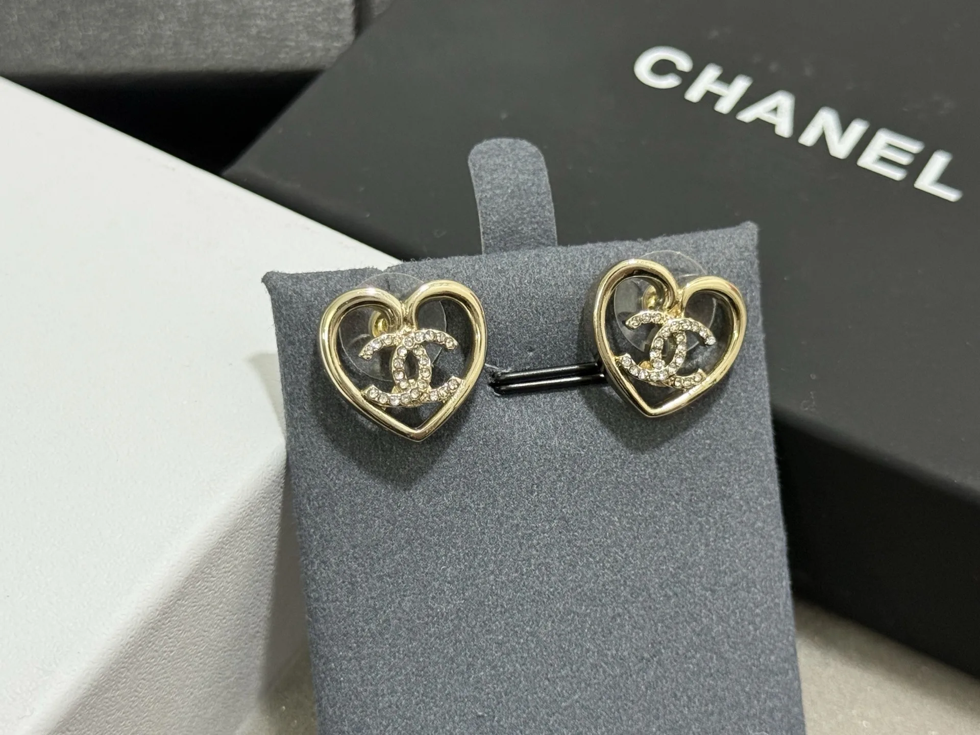 Compact Chanel Suit 3764