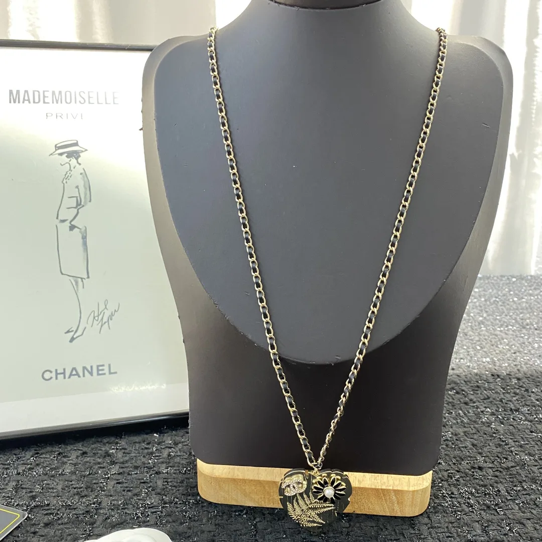 Compact Chanel Sweater 3871