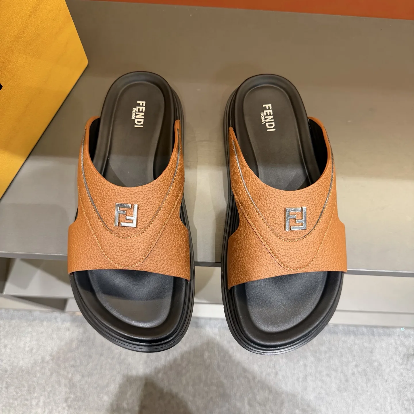 Fendi Sandals Supportive 4811