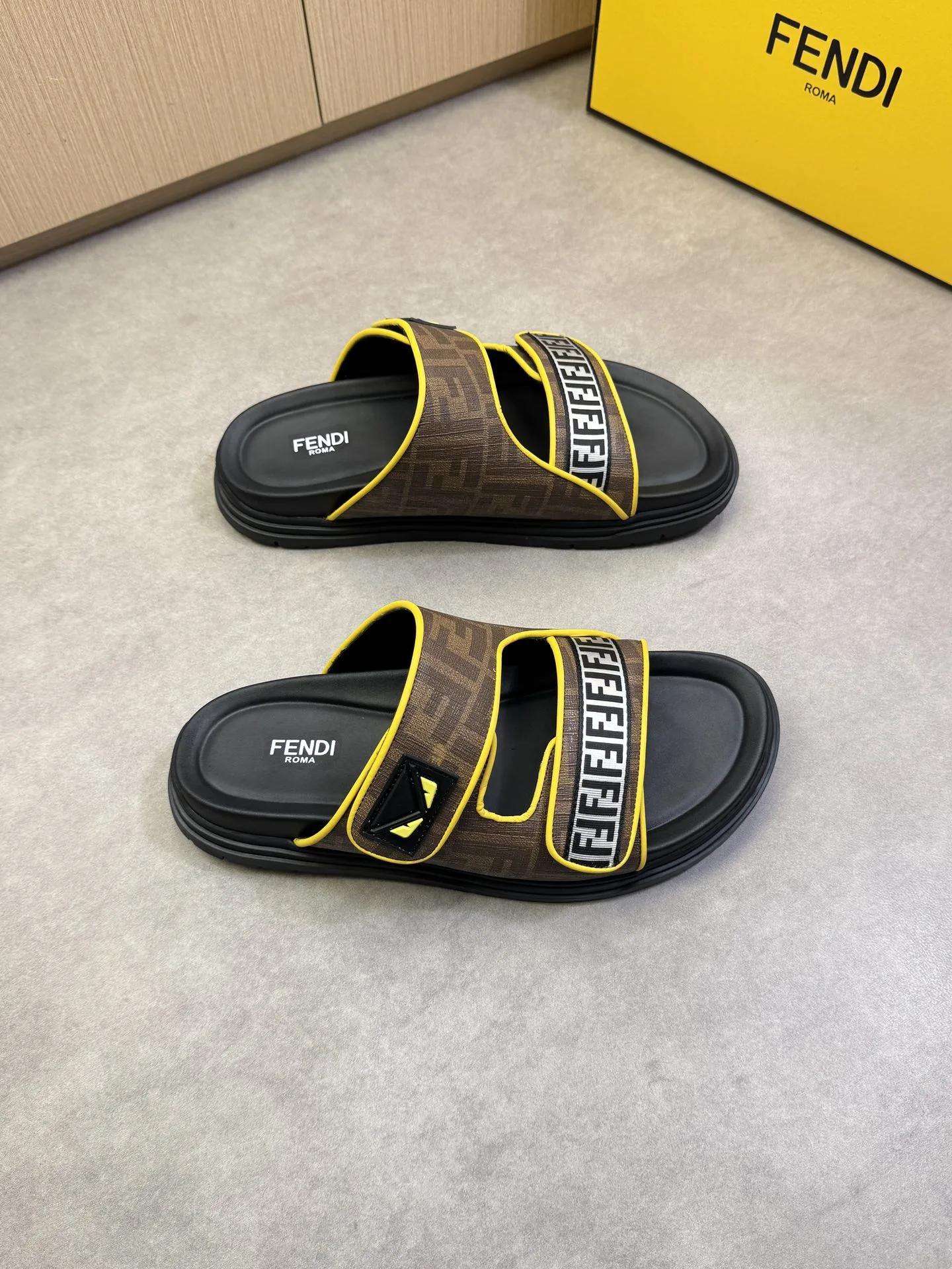 MoistureWicking Fendi Slippers 4933